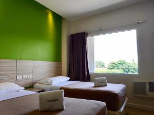 Postel nebo postele na pokoji v ubytování Westpoint Hotel
