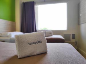 Postel nebo postele na pokoji v ubytování Westpoint Hotel