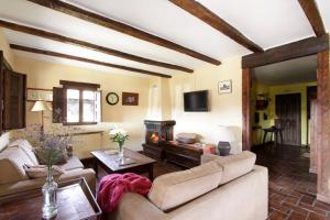 a living room with two couches and a tv at La Pizarra Negra in Campillejo