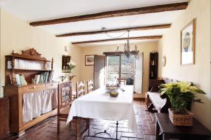 a dining room with a white table and chairs at La Pizarra Negra in Campillejo