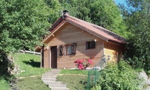 uma pequena casa de madeira com uma escada em frente em Chalet Les Sapins Argentés em Gérardmer