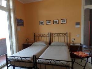 Кровать или кровати в номере B&B Partenza Funivia