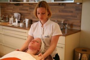 een vrouw geeft een man een massage bij Swaenenburgh in Vlissingen