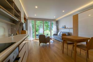 cocina y sala de estar con mesa y sillas en Modern Sea View Apartments by Villa Kuus Sõlme en Kuressaare