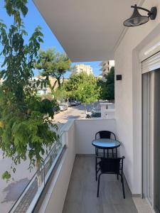 balcone con tavolo e sedia di Villa Orkidea a Sarandë