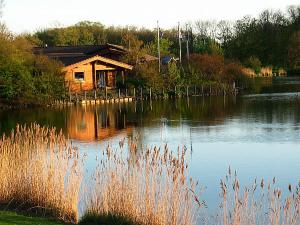 uma casa sentada ao lado de um lago em Swaenenburgh em Vlissingen