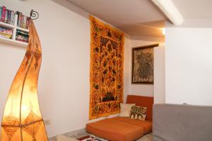 - un salon avec un canapé et un tableau mural dans l'établissement Cosy Cottage, à Florence