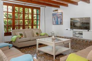 un salon avec un canapé et une table dans l'établissement Villa Gran Voramar Cala, à Pollença
