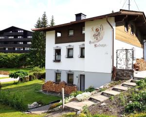 ein weißes Gebäude mit einem Schild an der Seite in der Unterkunft Family Friendly Chalet - Central with Beautiful Mountain Views in Seefeld in Tirol