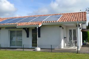 ein Haus mit Sonnenkollektoren auf dem Dach in der Unterkunft L'Ostalòt in Saint-Vincent-de-Tyrosse