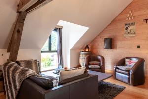 ein Wohnzimmer mit einem Sofa und einem Tisch in der Unterkunft Ecolodges de Loire & Spa in Gennes