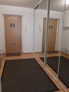 una habitación con dos puertas y una alfombra negra en Apartment Asemakatu 20, en Kuopio