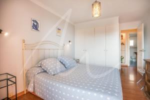 Postel nebo postele na pokoji v ubytování Antora B, by SeaMount Rentals