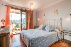 Postel nebo postele na pokoji v ubytování Antora B, by SeaMount Rentals