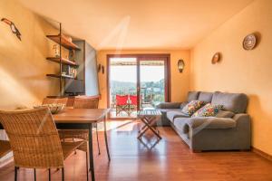 sala de estar con sofá y mesa en Antora B by SeaMount Rentals, en Calella de Palafrugell