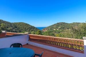 a balcony with a table and a view of the ocean at Appartamento Il Mare in Cartolina in Rio nellʼElba