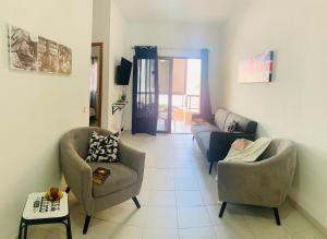 a living room with two chairs and a couch at Situación perfecta en Los Cristianos in Los Cristianos