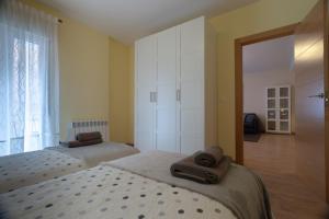 a bedroom with two twin beds and a closet at Río duero 2 in Zamora
