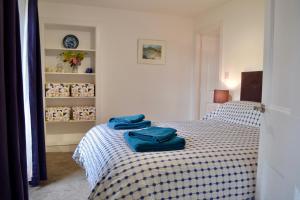 zwei blaue Handtücher auf einem Bett in einem Zimmer in der Unterkunft Caliburn in Alyth