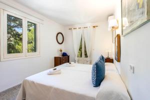 une chambre blanche avec un lit et deux fenêtres dans l'établissement Villa Gran Voramar Cala, à Pollença 69 autres photos