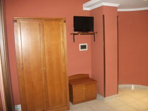 TV a/nebo společenská místnost v ubytování Hotel La Grotte