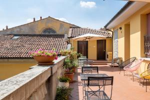 a patio with chairs and tables on a building at Residence Studio Vita in Bologna
