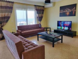 TV a/nebo společenská místnost v ubytování Atrium Luxurious Sea View Apartment