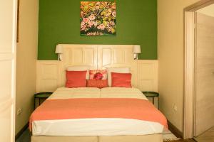 um quarto com uma cama grande e almofadas vermelhas em Raday Patio em Budapeste