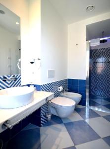 La salle de bains est pourvue de 2 lavabos, de toilettes et d'une douche. dans l'établissement Maison Tonina Sorrento Coast, à Sant'Agnello