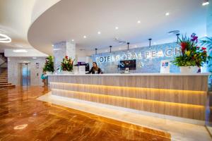 a lobby of a hotel with a reception counter at Hotel Servigroup Koral Beach in Oropesa del Mar