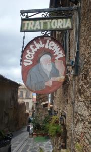 ein Schild für ein Restaurant an der Seite eines Gebäudes in der Unterkunft Residenza Vecchi Tempi in Vibo Valentia