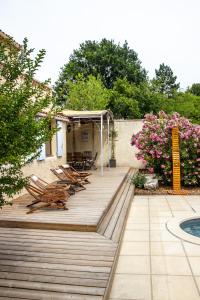 リル・シュル・ラ・ソルギュにあるVilla in Provence with private poolのプールサイドのウッドデッキ(テーブル、椅子付)