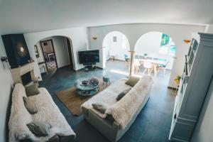 ein Wohnzimmer mit zwei Sofas und einem Tisch in der Unterkunft Villa in Provence with private pool in LʼIsle-sur-la-Sorgue