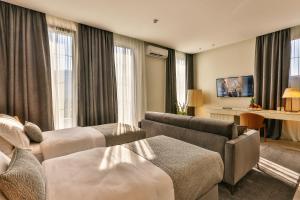 Televízia a/alebo spoločenská miestnosť v ubytovaní Avanti Hotel & Spa