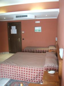 Tempat tidur dalam kamar di Hotel La Grotte