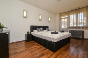Posteľ alebo postele v izbe v ubytovaní Castle Apartment With Panoramic Balcony