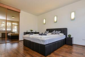 Posteľ alebo postele v izbe v ubytovaní Castle Apartment With Panoramic Balcony