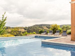 RoquebrunにあるBeautiful villa with private pool in Roquebrunの背景に山々を望むプール