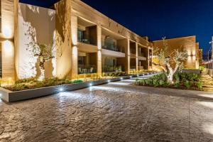 un patio de un hotel por la noche en White Olive Elite Laganas, en Laganas