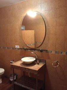 a bathroom with a sink and a mirror at Apartamentos Manbea in San José