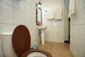 A bathroom at Korona Villa Lodge