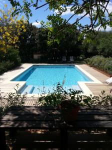 - une piscine au milieu d'une cour dans l'établissement Apartment Uzès Pont du Gard, à Argilliers