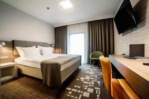 Llit o llits en una habitació de Q Hotel Plus Wrocław