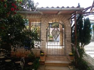an entrance to a garden with a gate at Apartments villa MaVeRo in Banjole