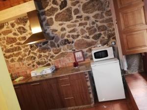 Una cocina o zona de cocina en Apartamentos Rurales A Torre