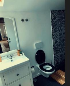 La salle de bains est pourvue de toilettes, d'un lavabo et d'un miroir. dans l'établissement AL Belém 85, à Lisbonne