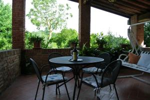 Lovely Tuscan Country House في سيينا: طاولة وكراسي على فناء