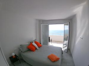 1 dormitorio con 1 cama y vistas al océano en Beach Front Penthouse - Fuengirola, en Fuengirola