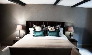 Een bed of bedden in een kamer bij Hotel du Vin & Bistro Cambridge