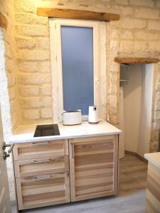 una cucina con bancone e due tostapane di Comédie ST-Roch - Studio - Hypercentre Gare - CLIM & NETFLIX a Montpellier